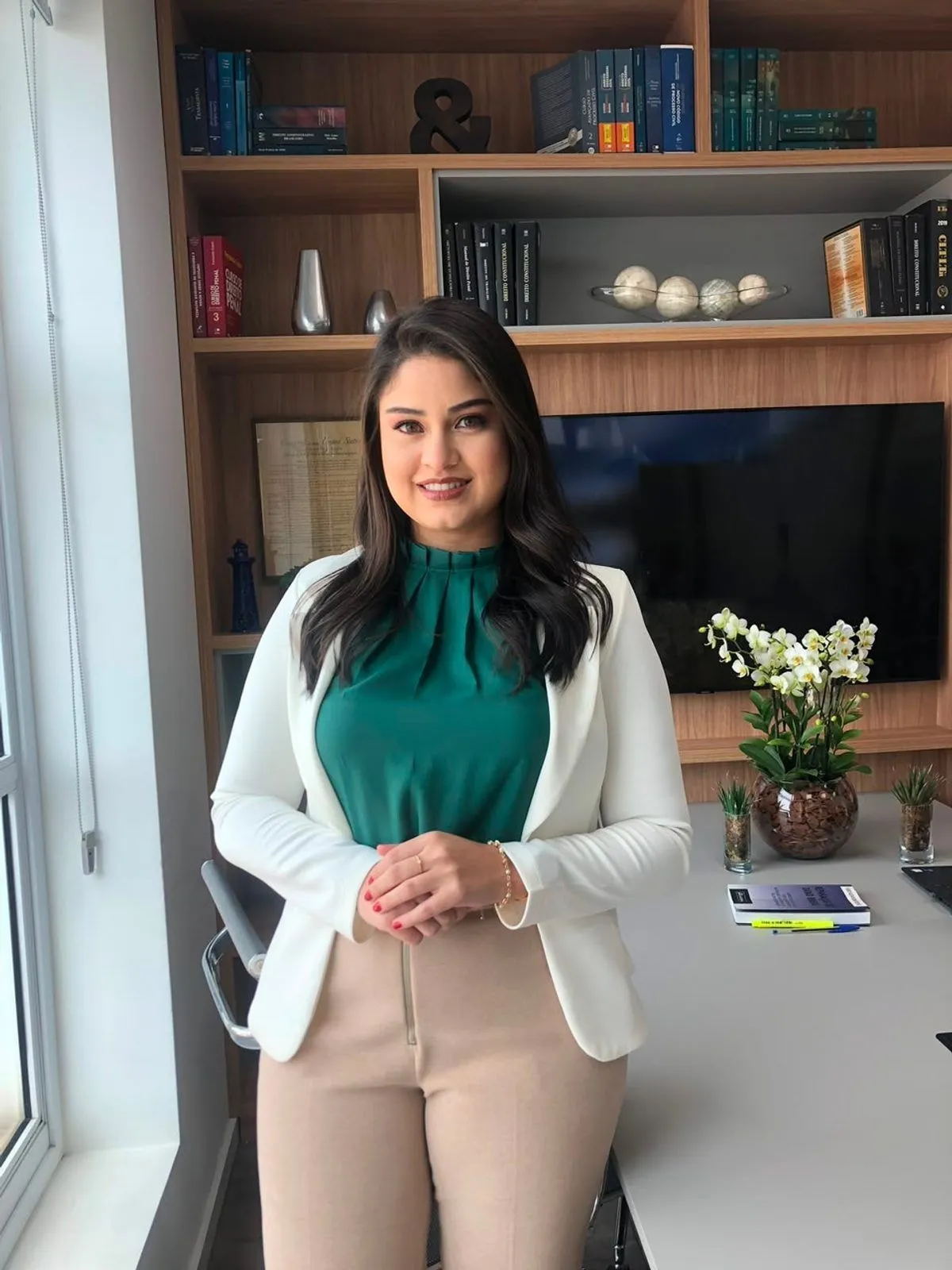 Dra. Lízya Bruna Vaz em seu escritório